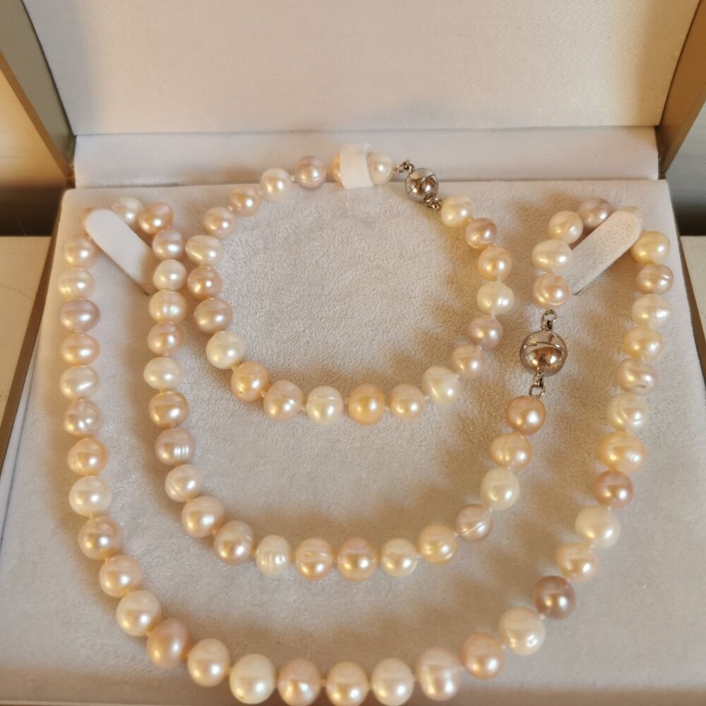 Beautiful Boxed Multi-Coloured Freshwater Pearl Necklace and Bracelet Set - Picture 6 of 15